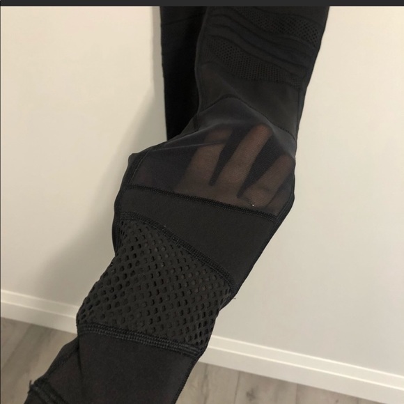High waisted Lululemon mesh panel black legging - Picture 5 of 9